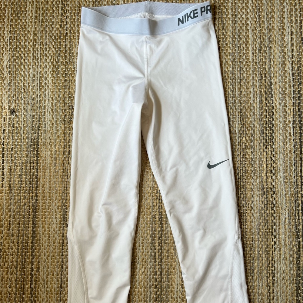 WHITE NIKE LEGGINGS